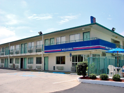 3MOTEL 6